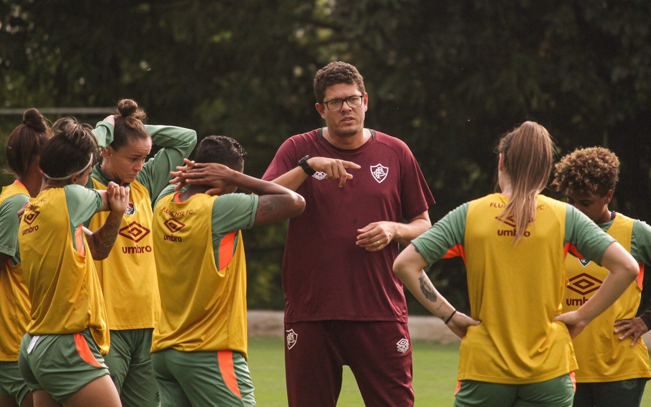 Hoffmann Túlio e jogadoras do Fluminense. (Foto: Fluminense/Divulgação)