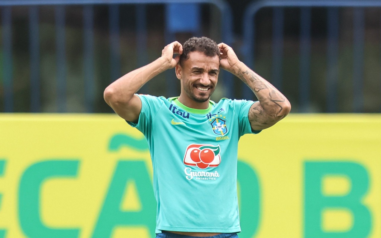 Danilo em treinamento com a Seleção Brasileira (Foto: Fernando Torres/AGIF)