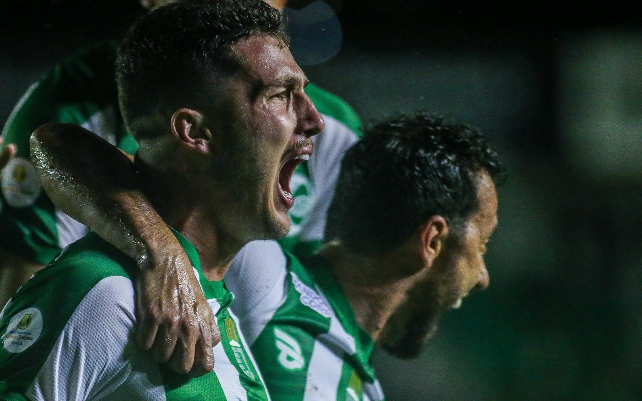 Danilo Boza comemorando um gol com os jogadores do Juventude (Foto: Giancarlo Santorum/AGIF)