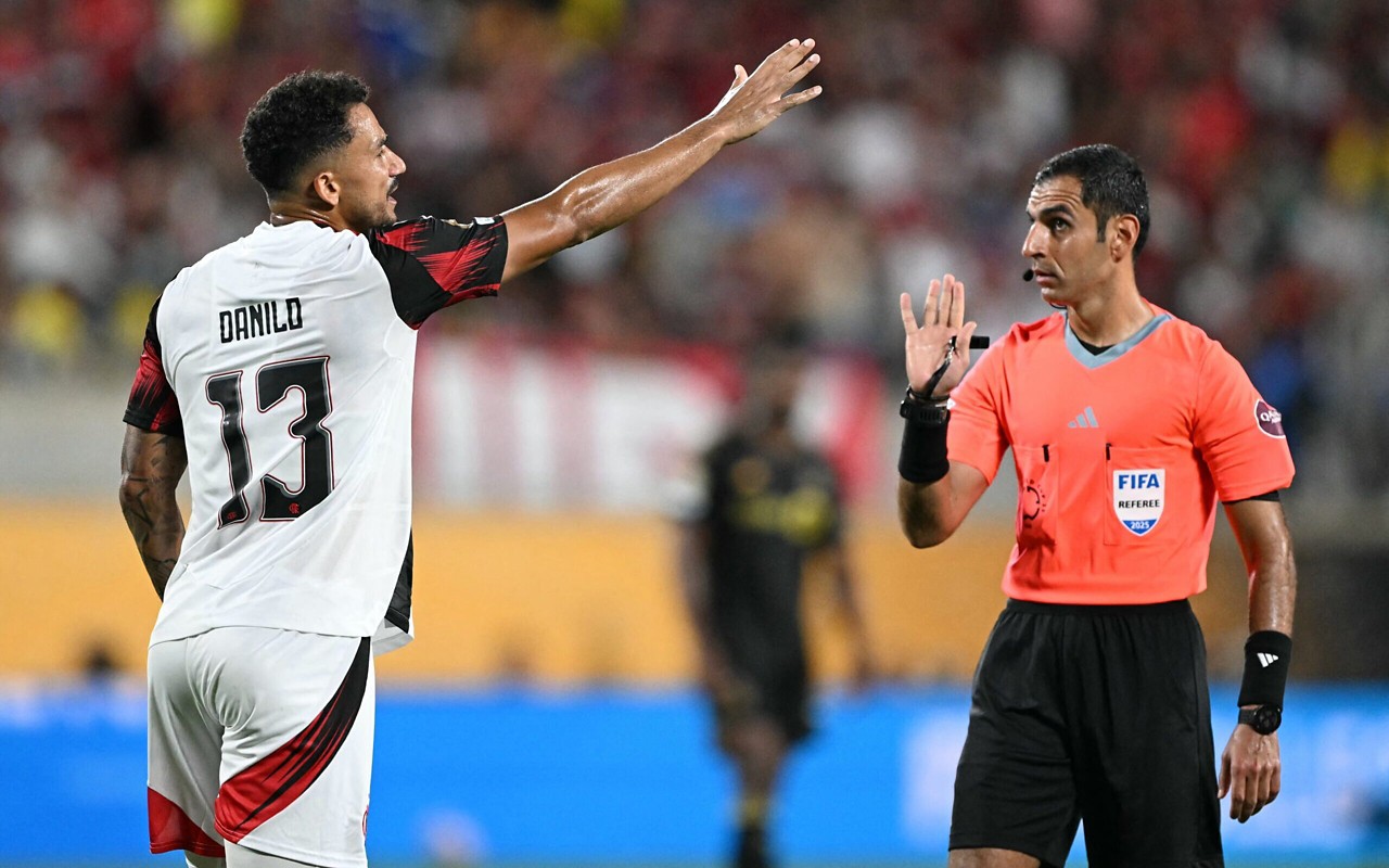 Danilo reclama com arbitragem durante duelo entre LAFC e Flamengo (Foto: PATRICIA DE MELO MOREIRA / AFP)