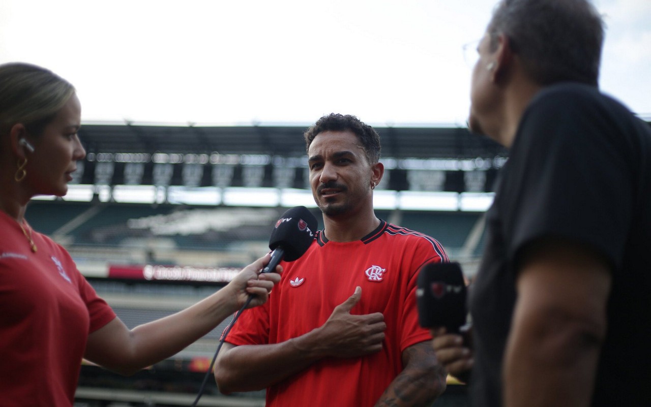 Danilo dando entrevista antes do jogo com o Chelsea (Gilvan de Souza/Flamengo)