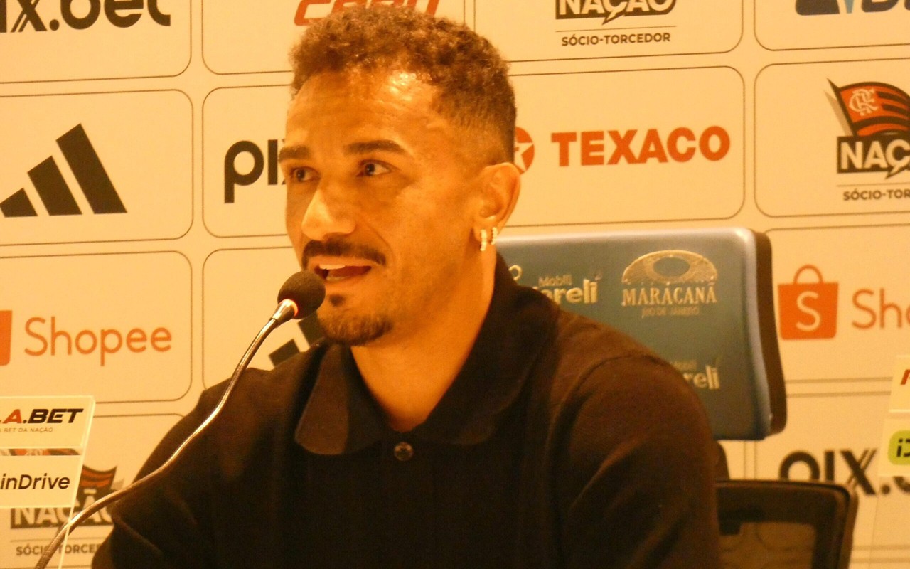 Danilo durante sua coletiva de apresentação como novo jogador do Flamengo (Foto: Lucas Bayer/Lance!)
