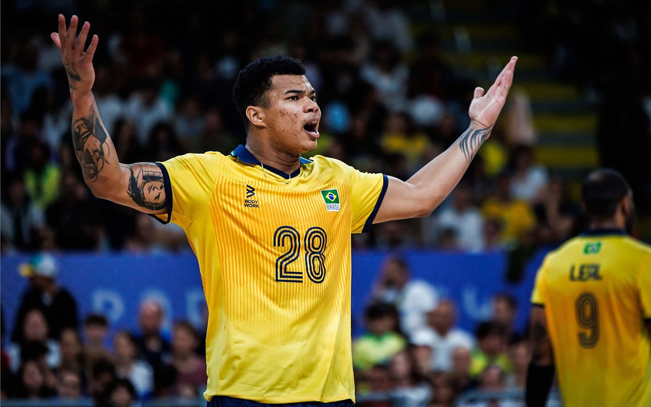 Darlan conta com o apoio da torcida no Maracanãzinho (Foto: Divulgação/ FIVB)