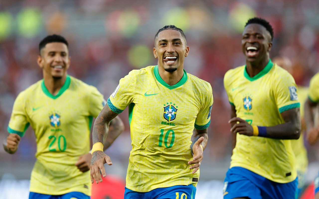 Raphinha, Vini Jr e Savinho comemorando gol pela Seleção Brasileira, que jogará na Data Fifa de Março (Foto: Rafael Ribeiro/CBF)