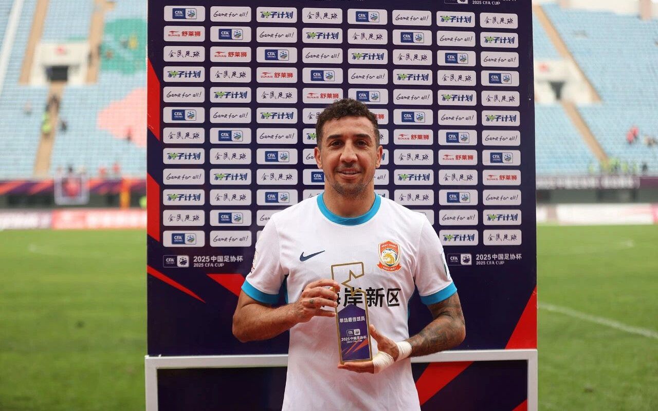Davidson com o prêmio de melhor jogador da partida após vitória do Qingdao West Coast na Copa da China (Foto: Divulgação)