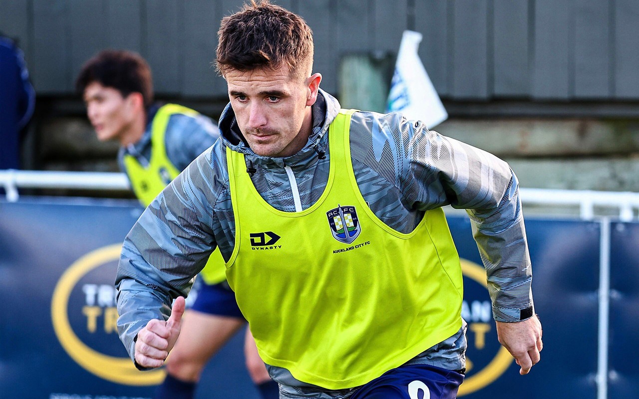 Angus Kilkolly, que também trabalha como operador em empresa de ferramentas, em treino do Auckland City (Foto: David Rowland)