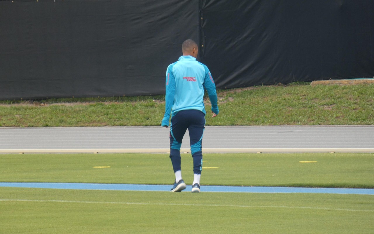 De la Cruz treina no campo antes de estreia do Flamengo no Mundial (Foto: Lucas Bayer / Lance!)