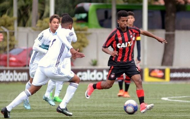 Marcos 'Bahia' Antônio em Athletico x Coritiba, pela base.Foto: Fabio Wosniak/Athletico