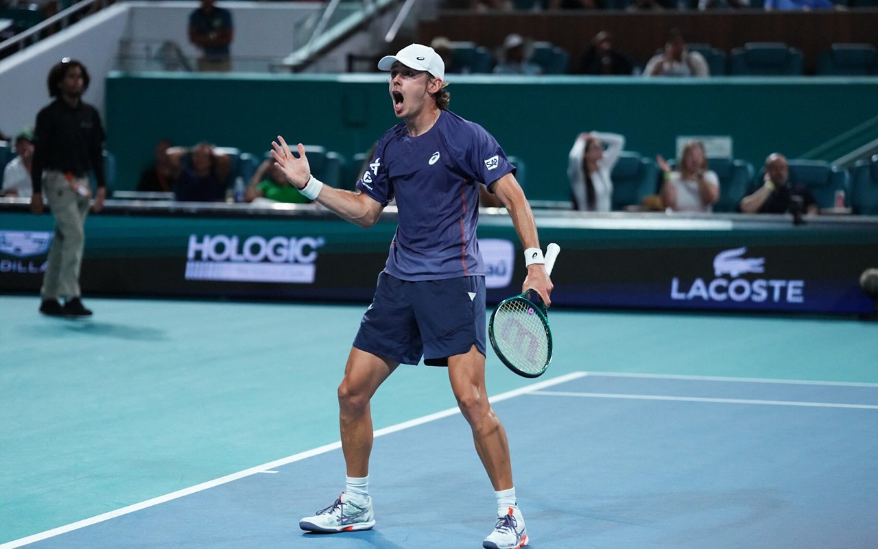 Alex De Minaur comemora vitória em Miami, nos Estados Unidos (Foto: Rich Storry / AFP)