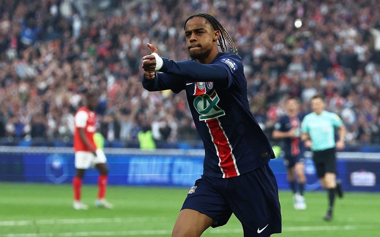 Barcola comemora gol marcado pelo PSG contra o Reims na final da Copa da França (Foto: Franck Fife/AFP)