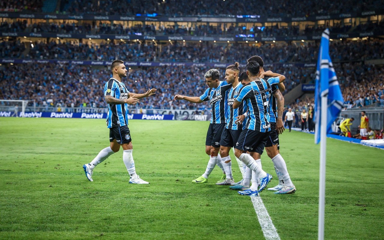 Jogadores do Grêmio comemoram gol no Gre-Nal 444. (Foto: Lucas Uebel/Grêmio)