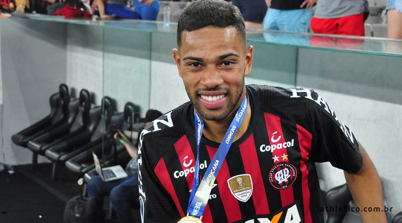 Renan Lodi foi campeão da Sul-Americana pelo Athletico, em 2018. Foto: Divulgação/Athletico