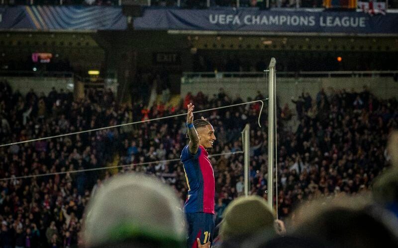 Raphinha celebra um de seus gols pelo Barcelona na Champions (Foto: Reprodução/Barcelona)