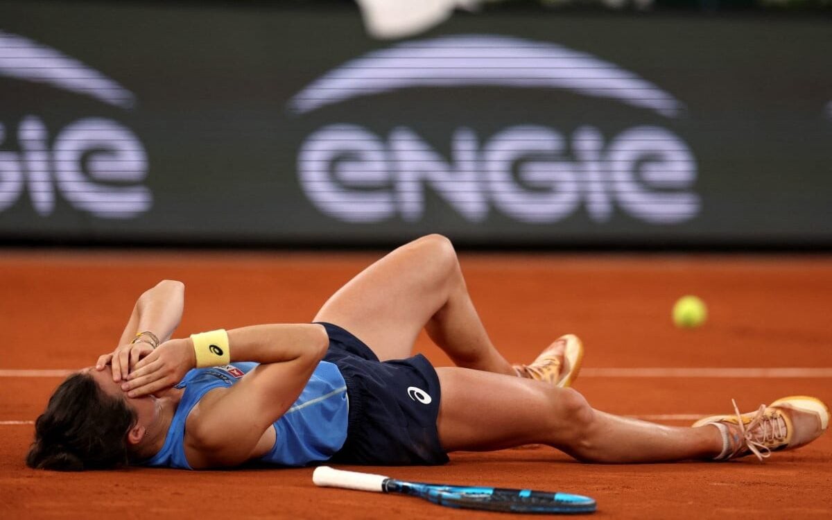 A emoção da sa Lois Boisson após a vitória sobre a russa Mirra Andreeva em Roland Garros (Foto: ALAIN JOCARD / AFP)