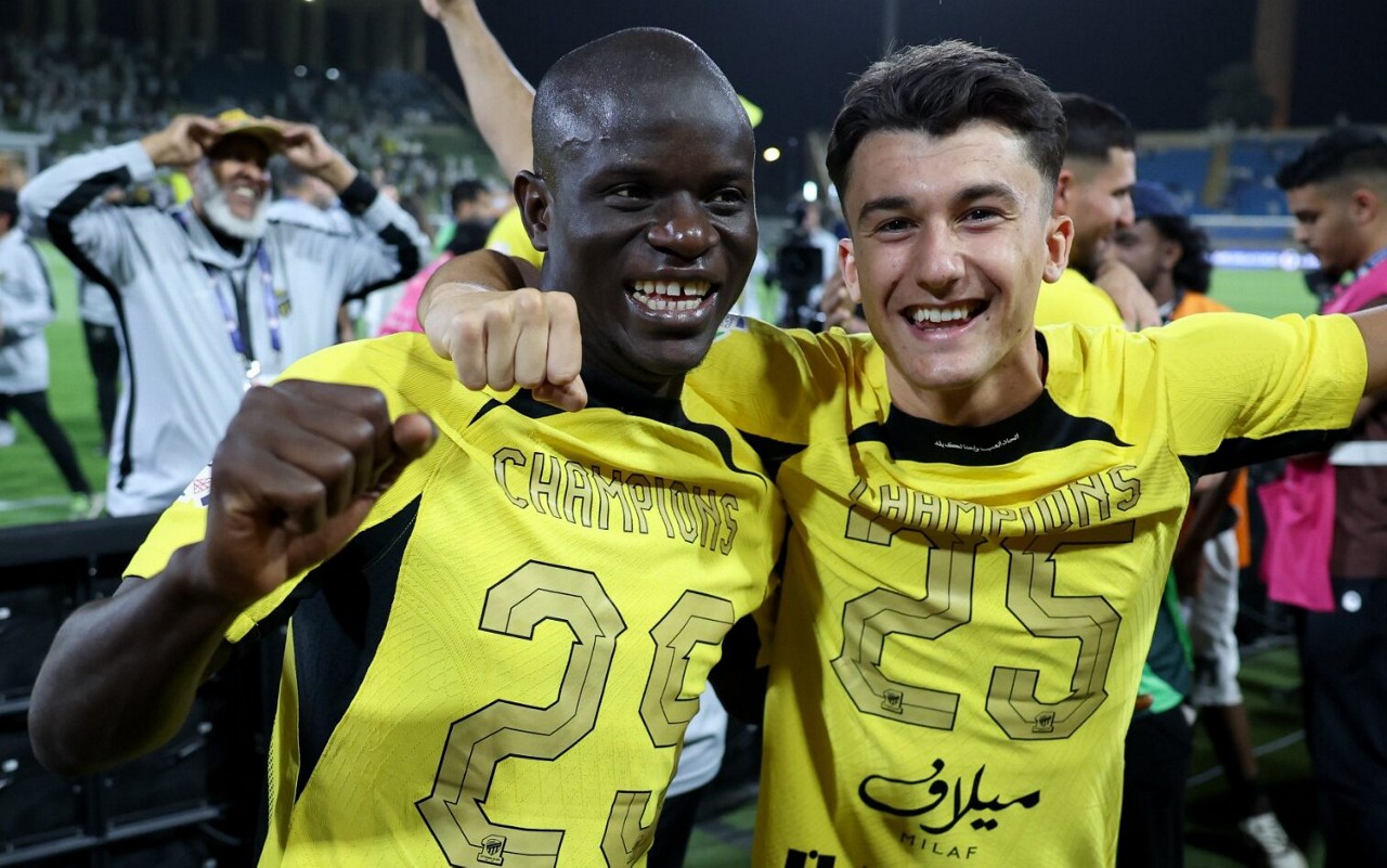 Kanté comemorando o título do Al-Ittihad (Foto: Reprodução/X)