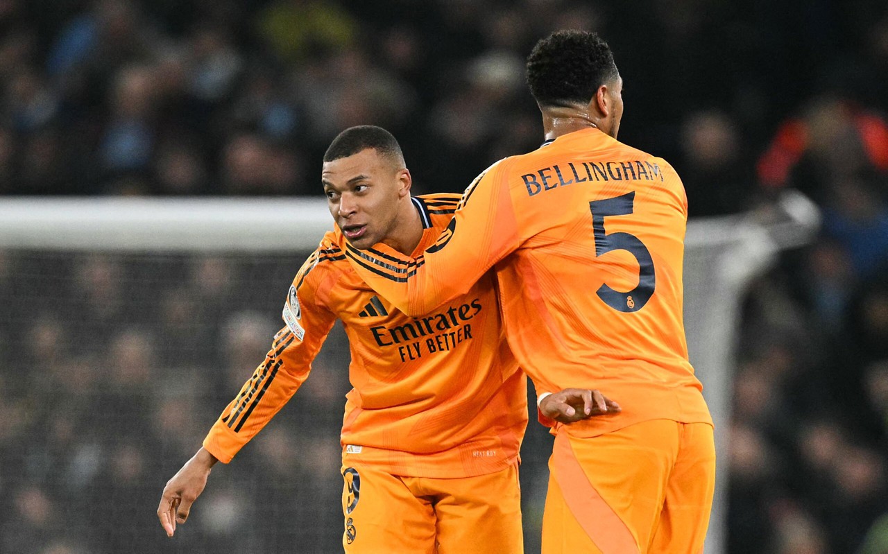 Mbappé e Bellingham comemoram gol do Real Madrid contra o Manchester City (Foto: Oli SCARFF / AFP)