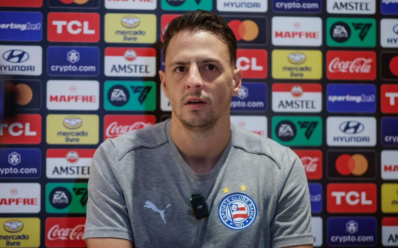 Arias em entrevista coletiva antes de decisão pela Libertadores (Foto: Rafael Rodrigues/ EC Bahia)