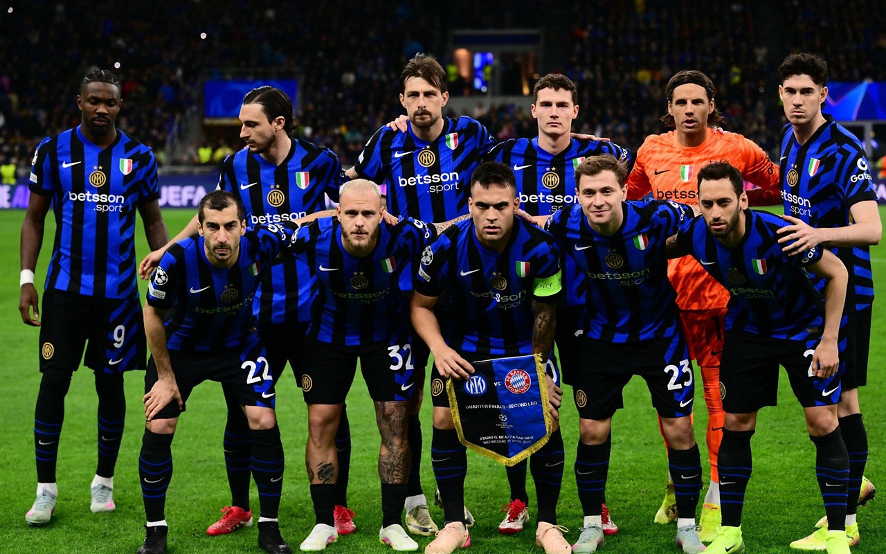 Time da Inter de Milão antes de partida pela Champions League (Foto: Marco Bertorello / AFP)