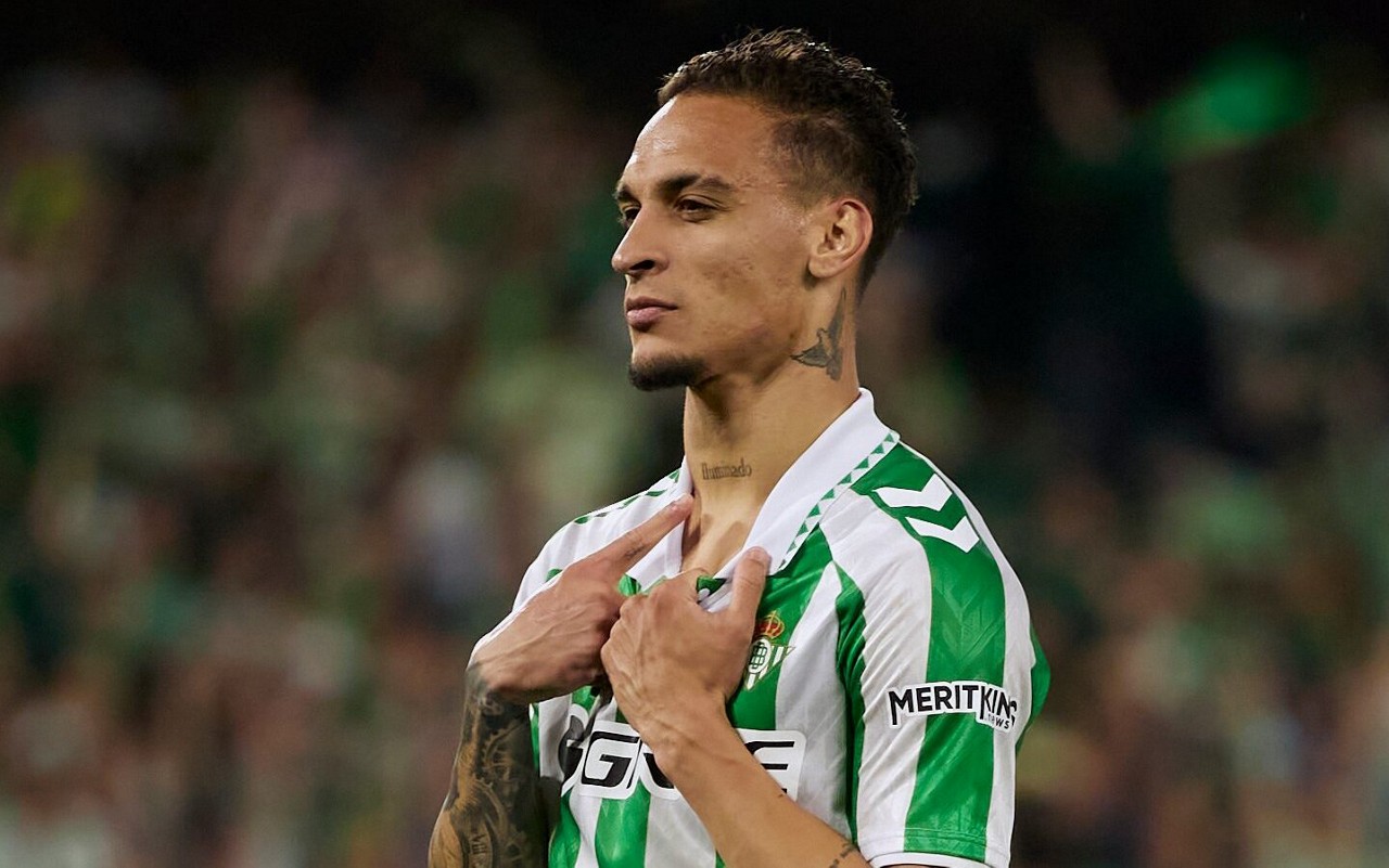 Antony comemorando gol pelo Real Bétis contra a Fiorentina (Foto: Reprodução/Bétis)