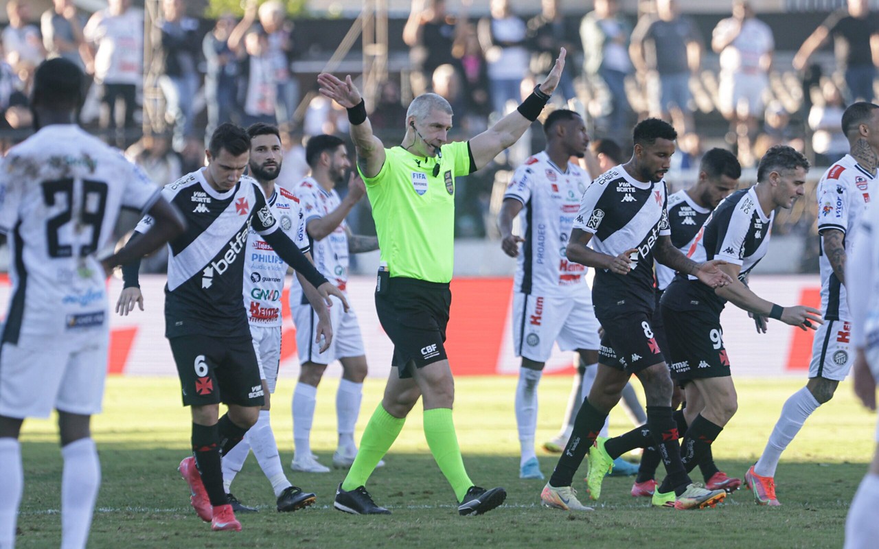 Daronco durante partida entre Operario e Vasco (Foto: Joao Vitor Rezende Borba/AGIF)