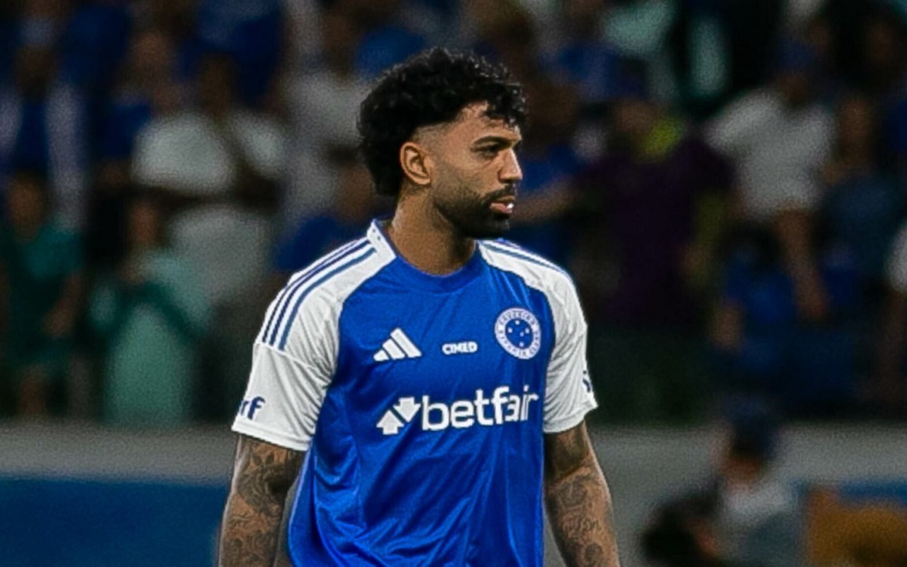 Gabigol em ação contra o Flamengo (Foto: Gilson Lobo/AGIF)