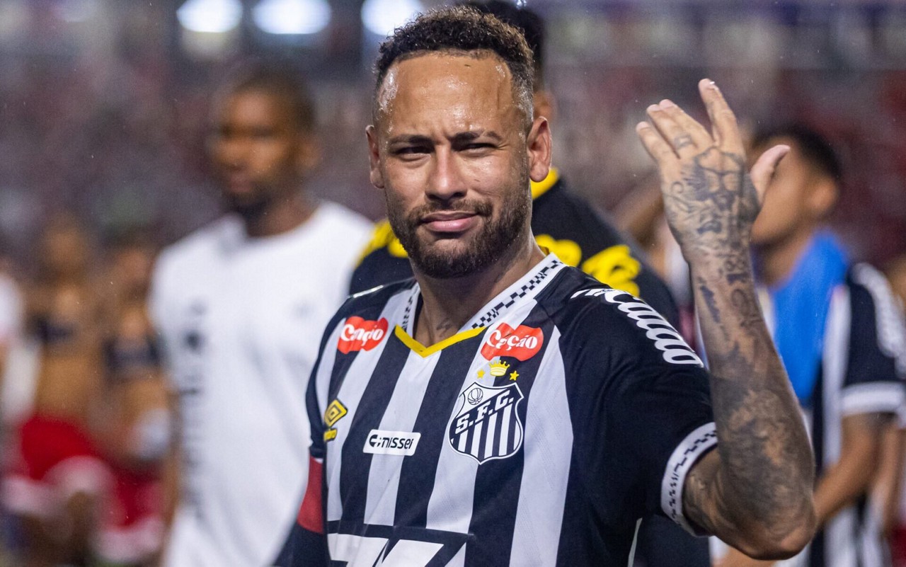 Neymar deixa o campo após a eliminação do Santos na Copa do Brasil (Foto: Itawi Albuquerque/AGIF)