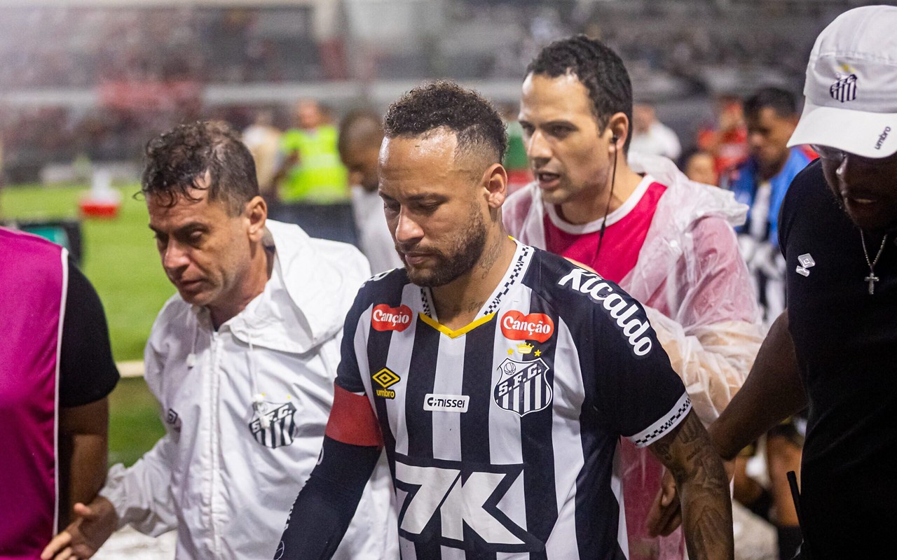 Com Neymar em campo, Santos foi eliminado da Copa do Brasil (Foto: Itawi Albuquerque/AGIF)