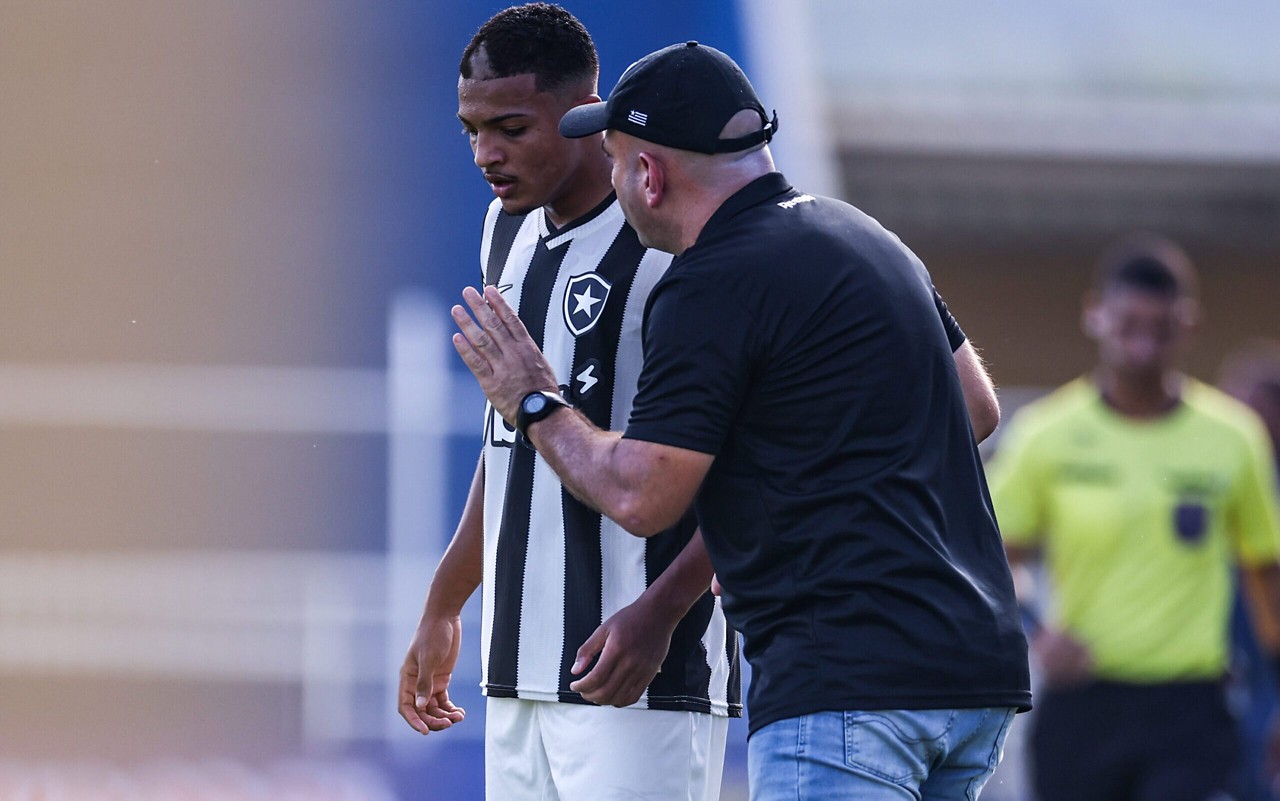 Carlos Leiria definiu a escalação do Botafogo para o jogo com o Bangu (Foto: Arthur Barreto/Botafogo)