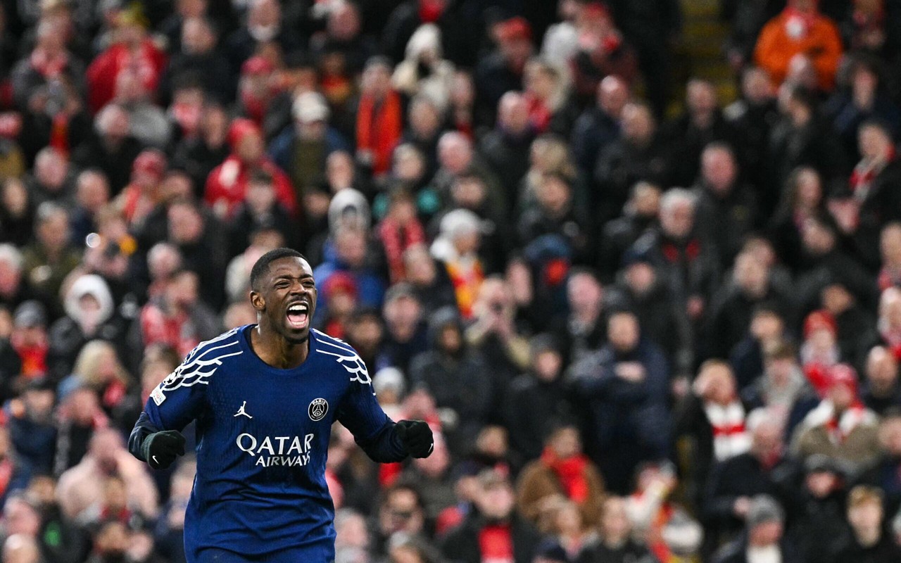 Dembélé comemorando gol pelo PSG (Foto: Oli SCARFF / AFP)