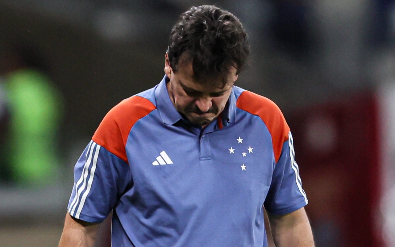 Fernando Diniz, agora ex-técnico do Cruzeiro, à beira do campo em partida contra o Grêmio, no Mineirão, pelo Brasileirão (Foto: Foto: Gilson Lobo/AGIF)