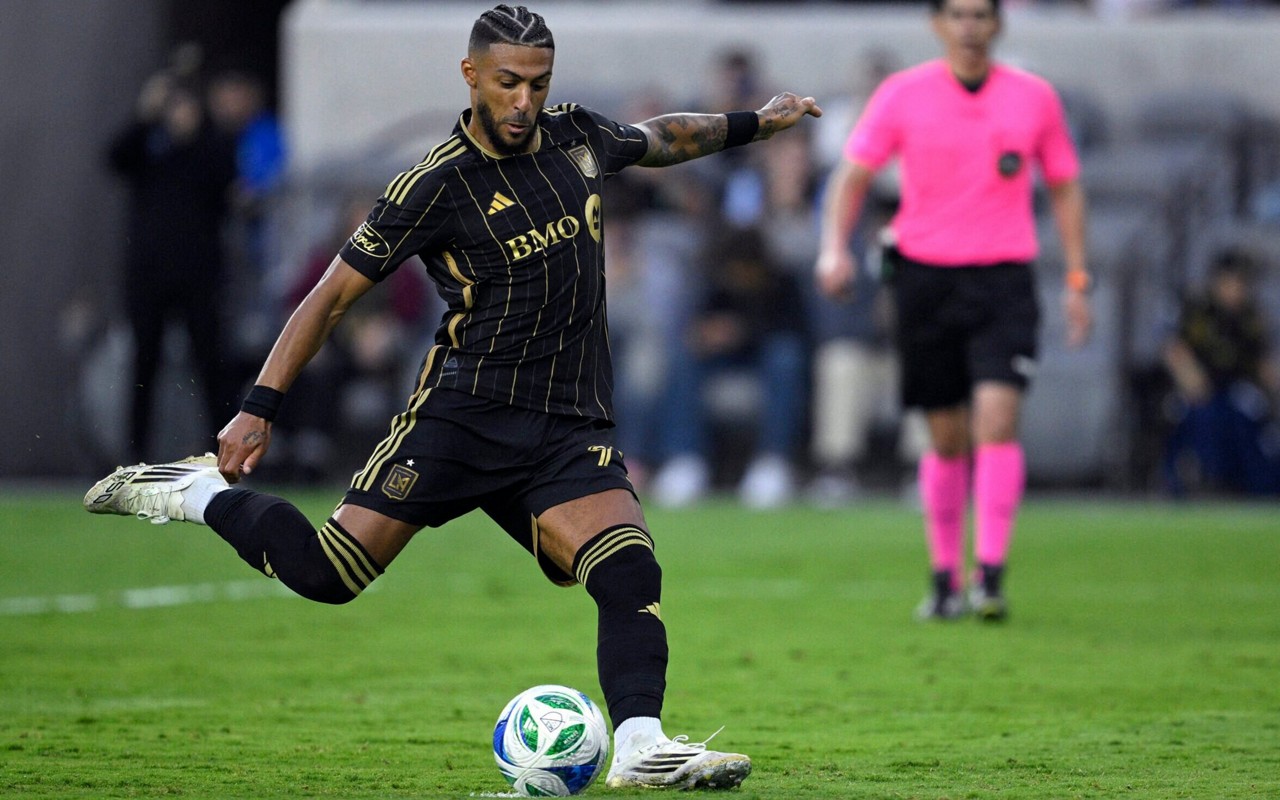 Denis Bouanga batendo pênalti na partida contra o Sporting Kansas City (Foto: Orlando Ramirez/Getty Images via AFP)