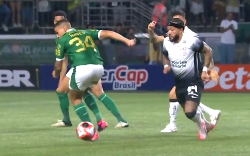 Jogada de Depay na partida entre Corinthians e Palmeiras (Foto: Reprodução)
