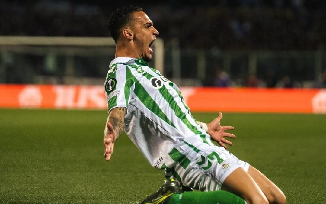Antony comemora gol pelo Real Betis diante da Fiorentina, pela Europa League (Foto: Reprodução/Instagram)