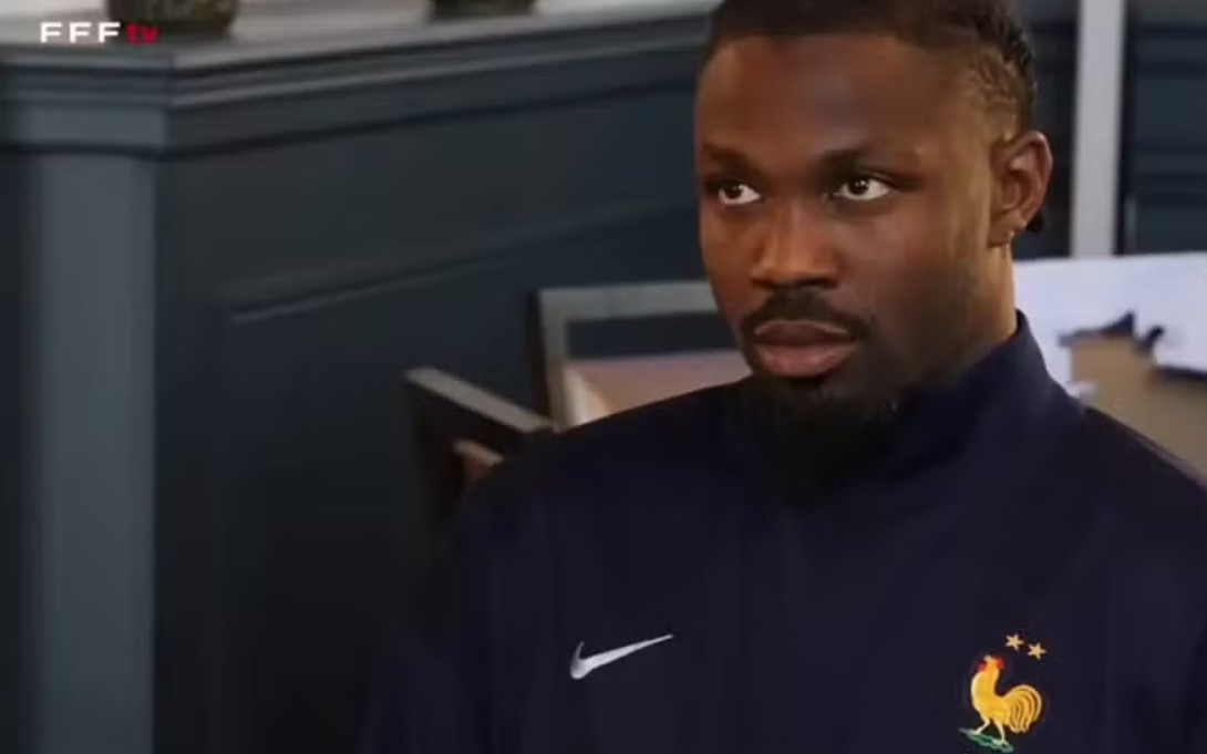 Marcus Thuram durante refeição na seleção da França (Foto: Reprodução/FFF TV)