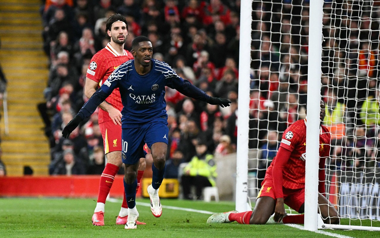 Dembelé comemora gol contra o Liverpool (Foto: Oli Scarff / AFP)