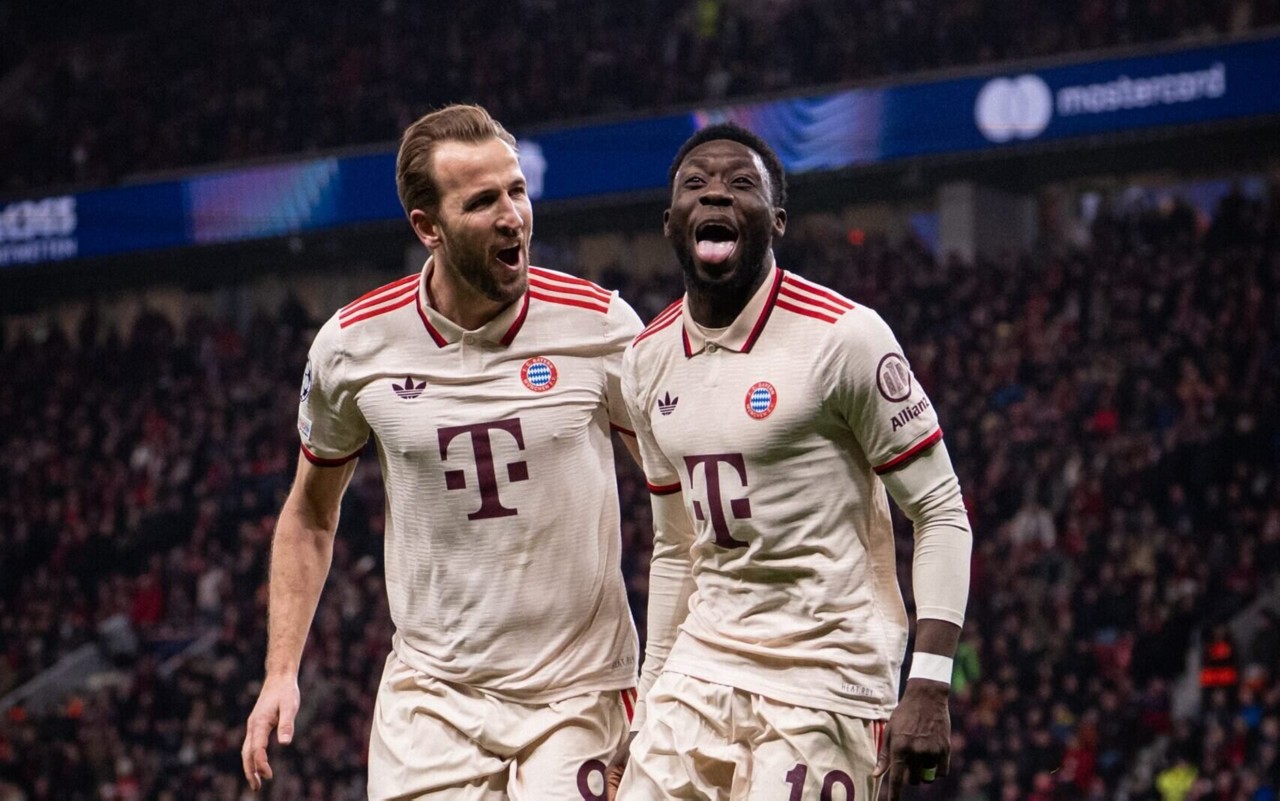 Alphonso Davies e Harry Kane comemorando gol pelo Bayern de Munique na Champions League (Foto: Reprodução/Bayern de Munique)