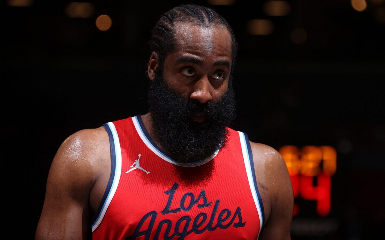James Harden, do LA Clippers, em ação contra o Brooklyn Nets pela NBA (Foto: Nathaniel S. Butler/NBAE via Getty Images/AFP)