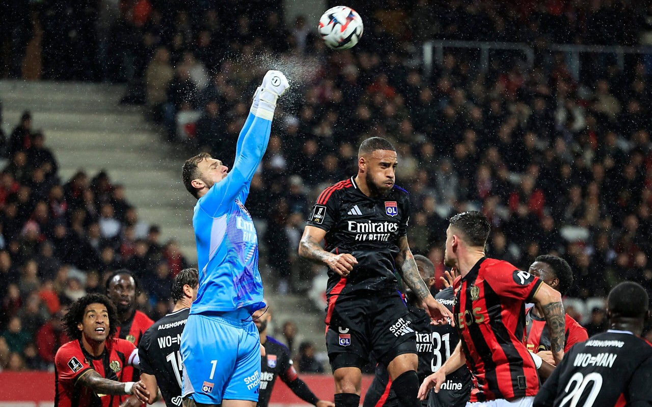 Lucas Perri em ação pelo Lyon (Foto: Valery Hache / AFP)