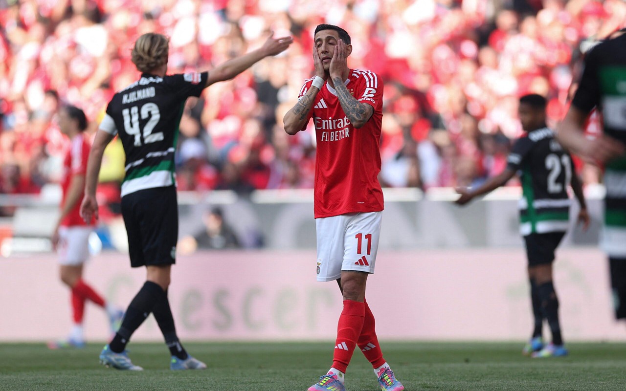 Di Maria em ação em Benfica x Sporting (Foto: Filipe Amorim/AFP)