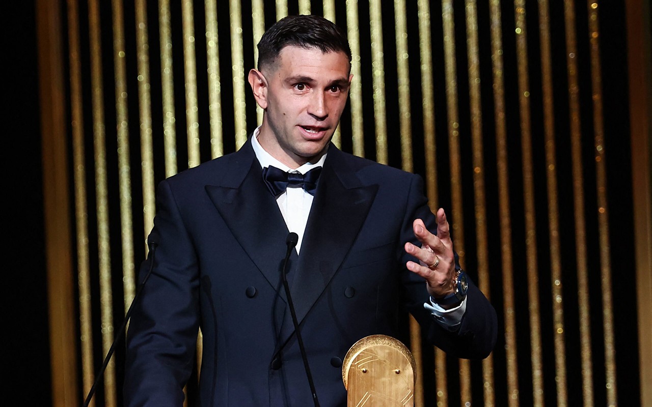 Dibu Martinez recebe o prêmio de melhor goleiro do mundo da Bola de Ouro (Foto: FRANCK FIFE / AFP)