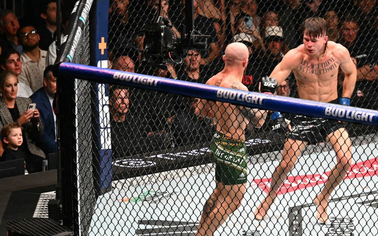 Disputa pelo cinturão do UFC (Foto: Mandel Ngan / AFP)