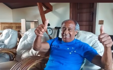Aos 78 anos, ex-meia do Cruzeiro, Dirceu Lopes, assiste ao jogo entre Palmeiras e Botafogo, pelo Mundial de Clubes (Foto: Reprodução Instagram)