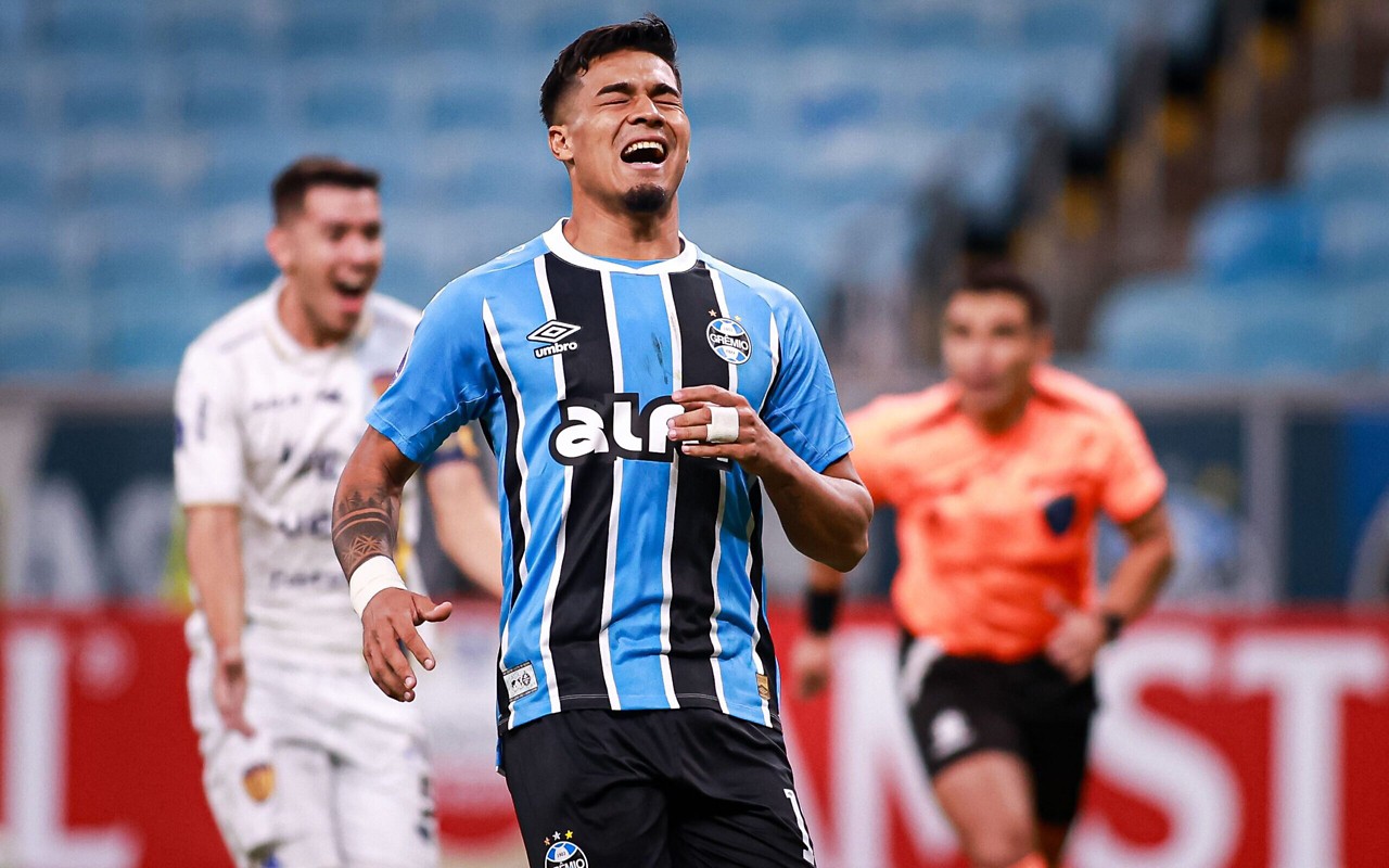 Arezo lamenta pênalti perdido pelo Grêmio. (Foto: Maxi Franzoi/AGIF)