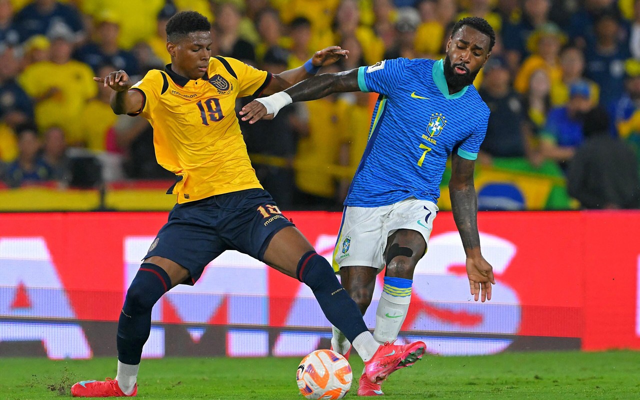 Gerson disputa bola no jogo do Brasil contra o Equador (Foto: Rodrigo BUENDIA / AFP)