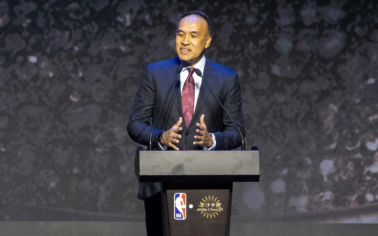 Mark Tatum em coletiva de impressa da NBA (Foto: Eduardo Leal / AFP)
