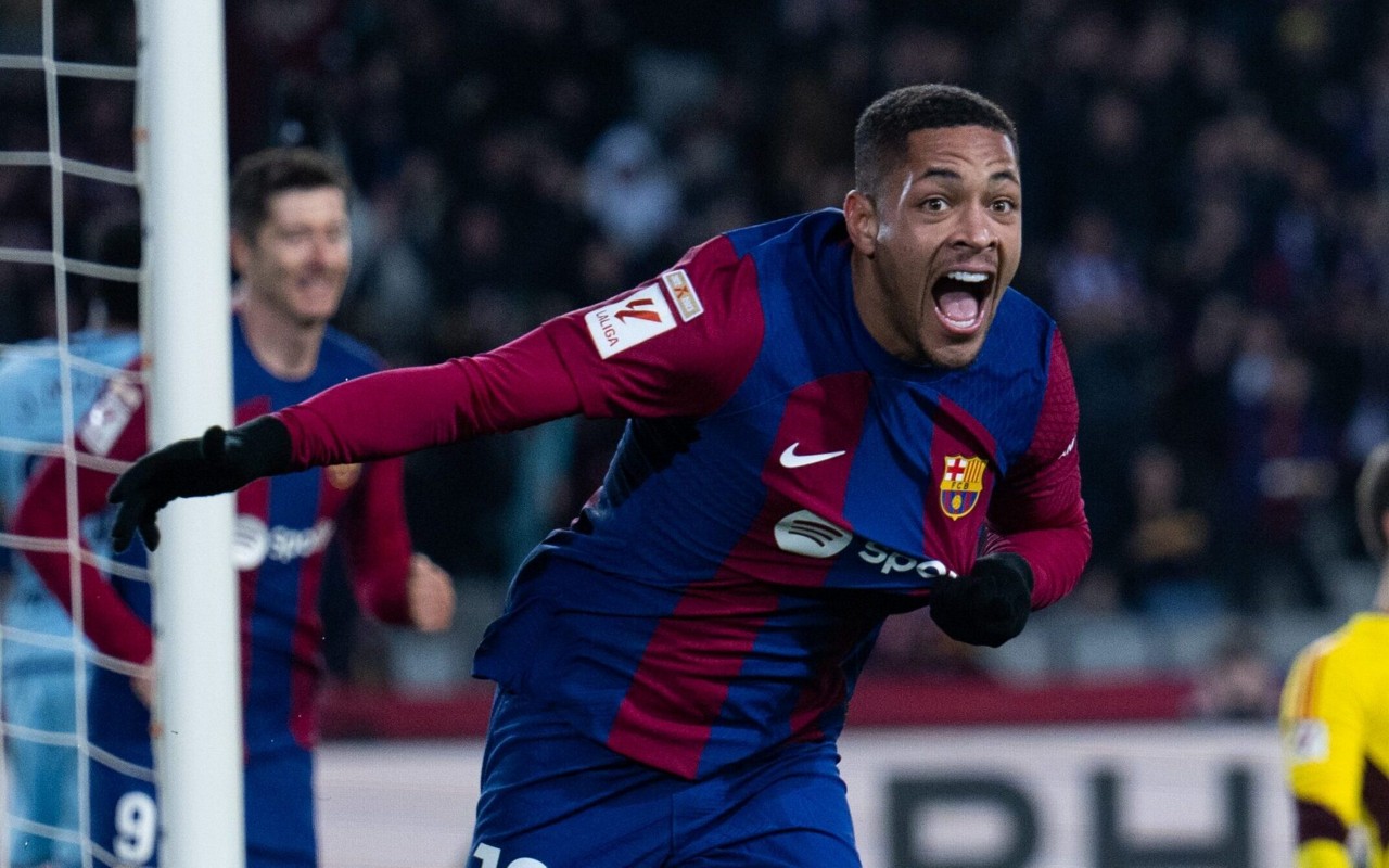 Vitor Roque comemora um de seus dois gols pelo Barcelona (Foto: Divulgação/Barcelona)