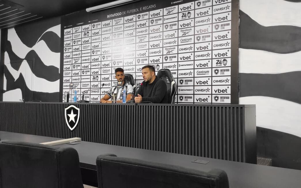 Alessandro Brito apresentou Chris Ramos, reforço do Botafogo (Foto: Leonardo Bessa/Lance!)