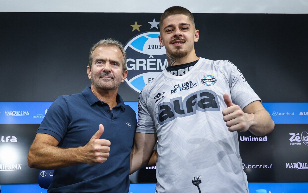 Guto Peixoto, diretor de futebol, e Jorge, novo goleiro do Grêmio. (Foto: Lucas Uebel/Grêmio FBPA)