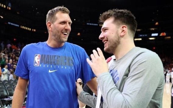 Dirk Nowitzki e Luka Doncic antes de jogo do Dallas Mavericks (Foto: Christian Petersen / AFP)