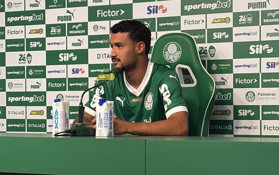 Jefté foi apresentado oficialmente (Foto: Vitor Palhares/ Lance!)
